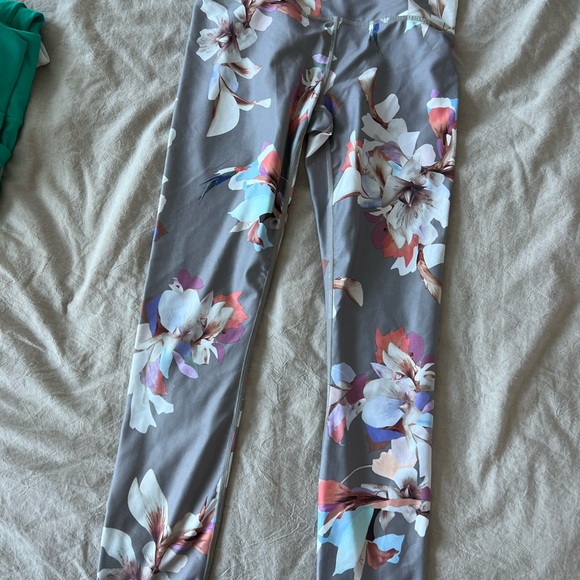 (❗️Need to sell this week-LIKE NEW) 4 legging bundle (3x Athleta & 1x fabletics) - Picture 8 of 16